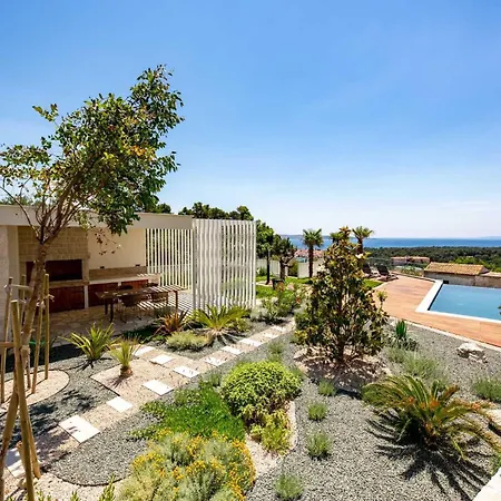 Luxury Mar With Infinity Pool In Rab Vilă