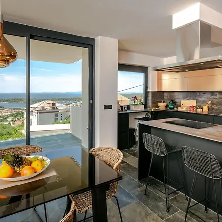 Luxury Mar With Infinity Pool In Rab *