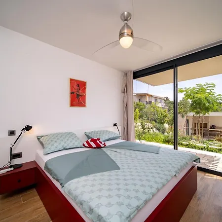 Luxury Mar With Infinity Pool In Rab Palit