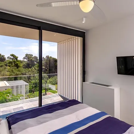 Luxury Mar With Infinity Pool In Rab *