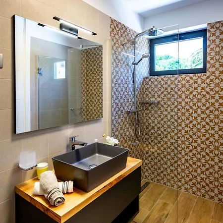 Luxury Mar With Infinity Pool In Rab Vilă