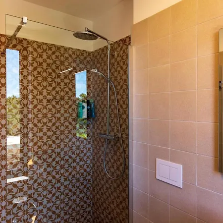 Vilă Luxury Mar With Infinity Pool In Rab Palit