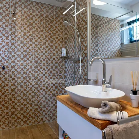 Luxury Mar With Infinity Pool In Rab Villa *