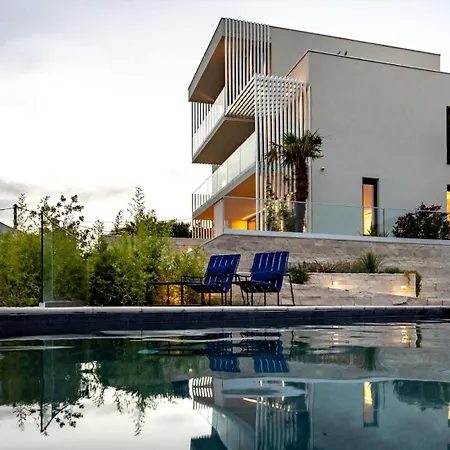 Luxury Mar With Infinity Pool In Rab Vilă Palit