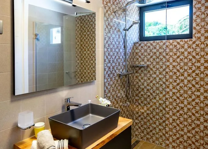 Luxury Mar With Infinity Pool In Rab Vila