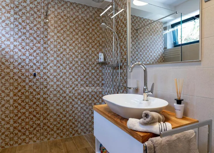 Luxury Mar With Infinity Pool In Rab Vila *