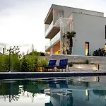 Luxury Mar With Infinity Pool In Rab 别墅 Palit