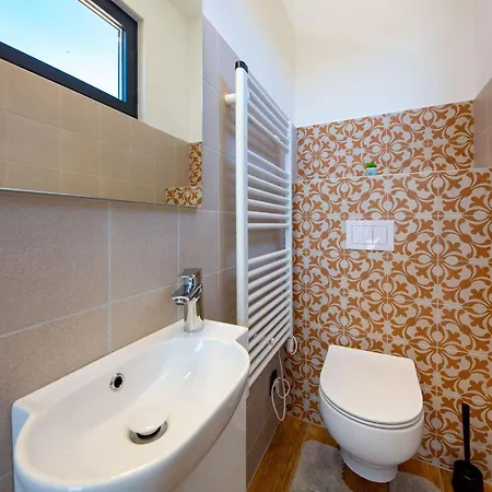 Luxury Mar With Infinity Pool In Rab