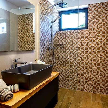 Luxury Mar With Infinity Pool In Rab Palit