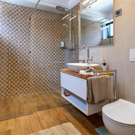 Luxury Mar With Infinity Pool In Rab Palit