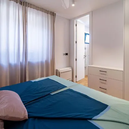 Luxury Mar With Infinity Pool In Rab