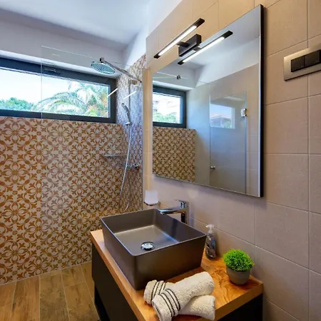 Villa Luxury Mar With Infinity Pool In Rab Palit