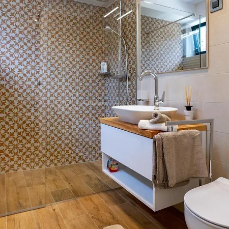 Luxury Mar With Infinity Pool In Rab