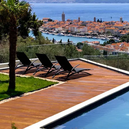 Luxury Mar With Infinity Pool In Rab