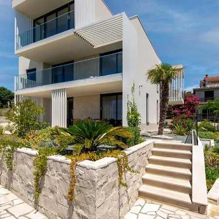 Luxury Mar With Infinity Pool In Rab Vila