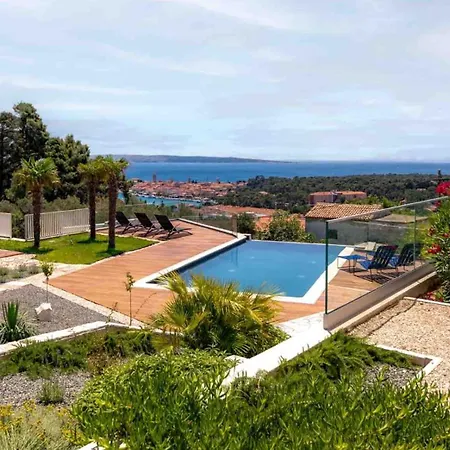 Luxury Mar With Infinity Pool In Rab