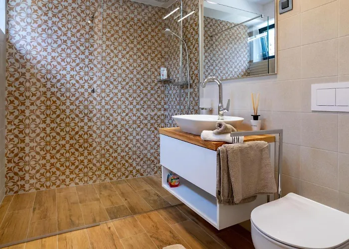 Luxury Mar With Infinity Pool In Rab