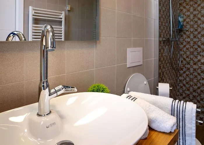 Luxury Mar With Infinity Pool In Rab 别墅